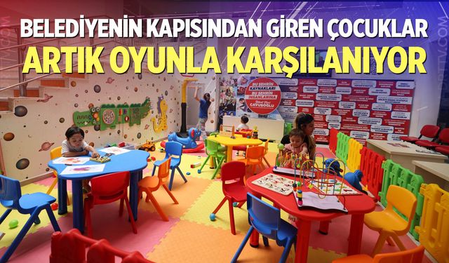 Belediyenin kapısından giren çocuklar artık oyunla karşılanıyor