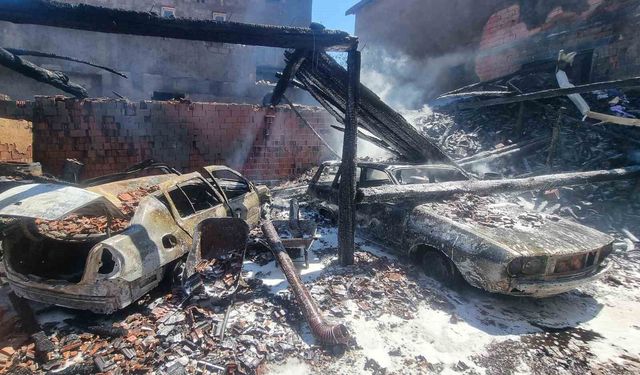 Kütahya’da korkutan yangın 3 ev hasar gördü, 2 araç küle döndü
