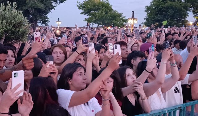 Poizi ve Özbey sahneyi salladı