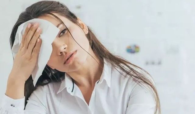 Aşırı terleme özgüven kaybına neden olabiliyor!