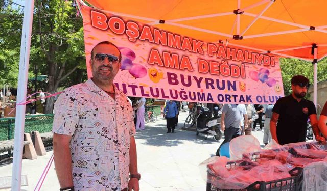 11 yıllık evliliği sona eren gurbetçi, lokma dağıtarak boşanmasını kutladı