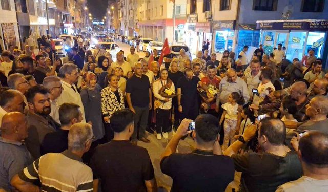 Dünya şampiyonu olan genç güreşçi Özdenur’a coşkulu karşılama