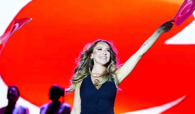 Manisa’da Zafer coşkusu: Hadise sahneyi salladı!