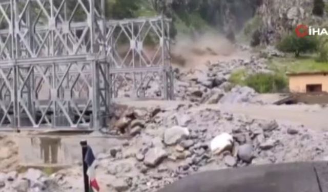 Hindistan'da sel: kamyon ve köprü sel suyuna kapıldı