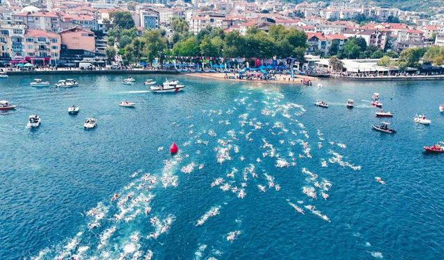 İzmit Körfezi’ni yüzerek geçtiler