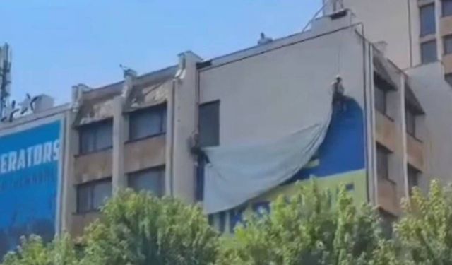 Zelenskiy’nin açıklaması sonrası Kosova'daki dev Ukrayna bayrağı kaldırıldı