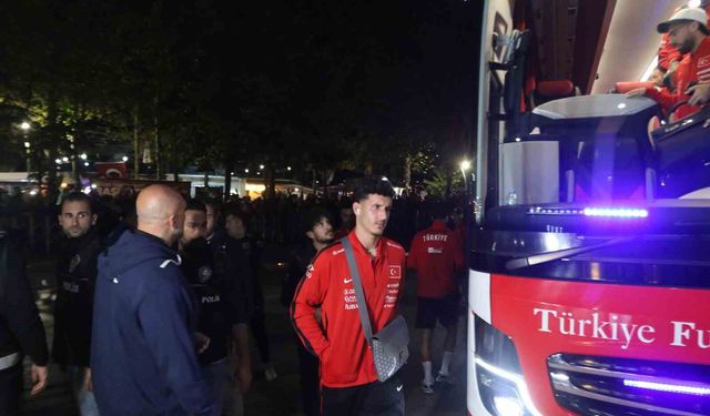 A Milli Futbol Takımı’nı otel önünde yüzlerce taraftar karşıladı