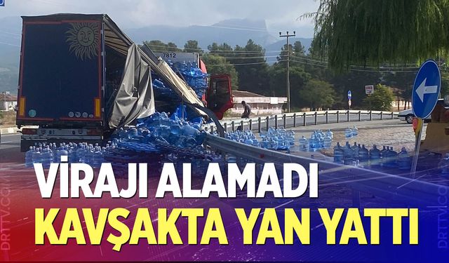 Virajı alamayan su yüklü tır devrildi