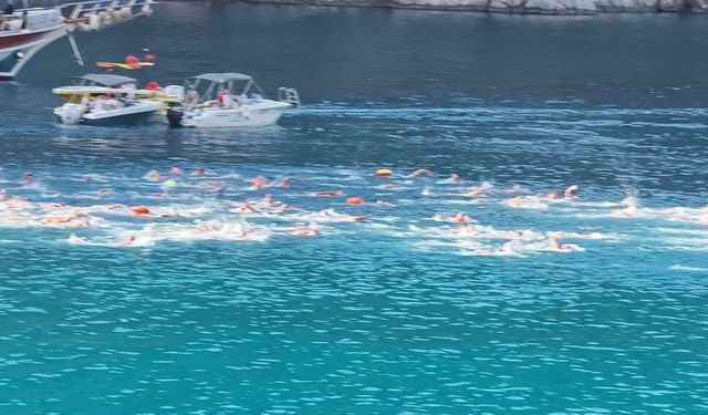Fethiye’de bin 600 sporcu Ölüdeniz’e kulaç attı