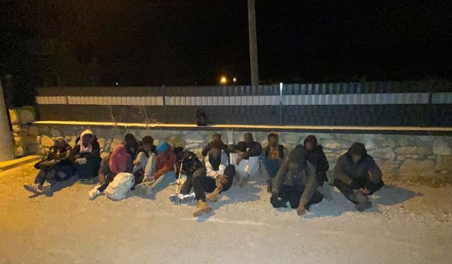 İzmir'de 16 düzensiz göçmen yakalandı