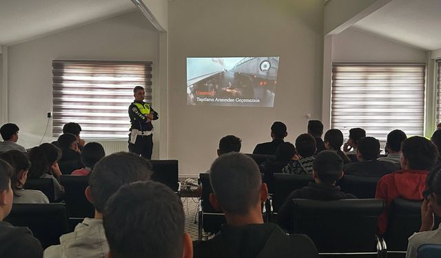 Polisten öğrenci, veli ve kamu personeline önemli eğitim