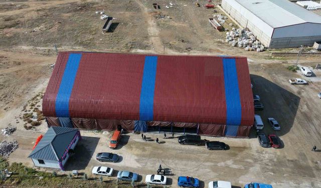 Trabzonspor sevdalısı köye bordo-mavi renklerle halı saha yapıldı