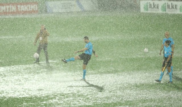 Ümraniyespor - Boluspor maçı yağmur nedeniyle yarıda kaldı