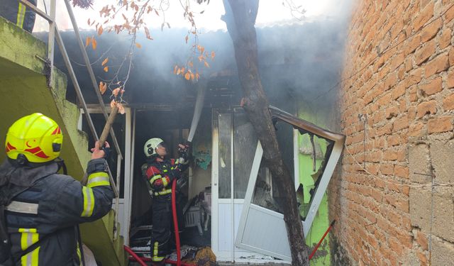 Elektrikli battaniye evi küle çevirdi, yaşlı adam son anda kurtuldu