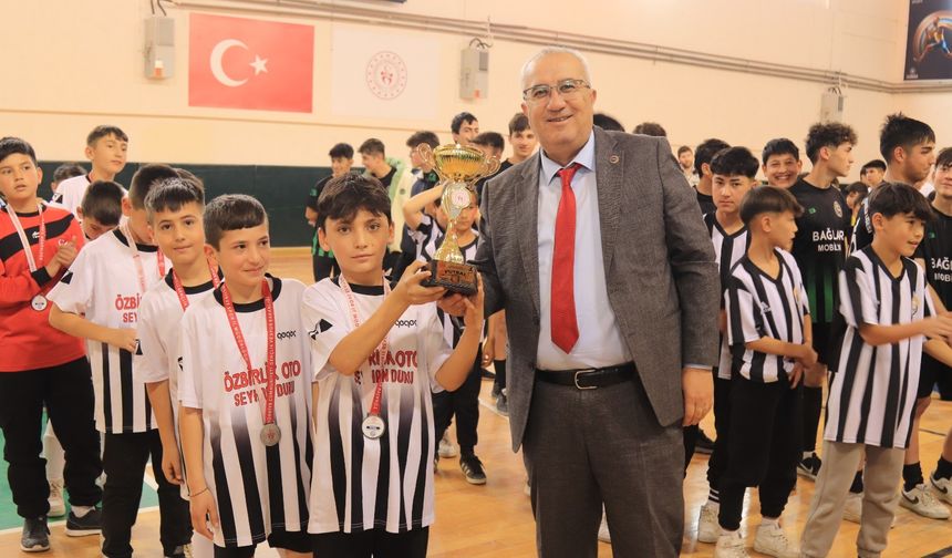 Çameli futsal turnuvasında şampiyonlar belirlendi