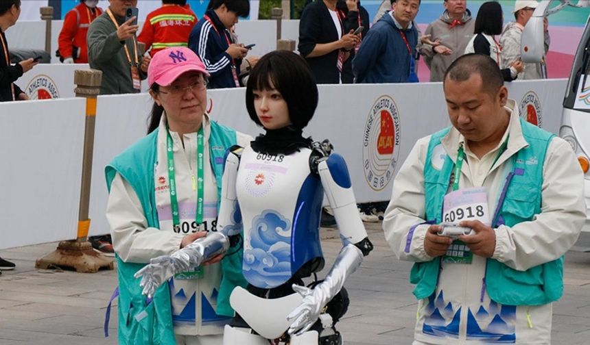 Çin'de insansı robotlar yarı maratonda insanlarla birlikte yarıştı