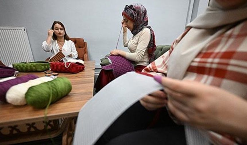 Gönüllü gençler şehit anneleri için çanta yaptı