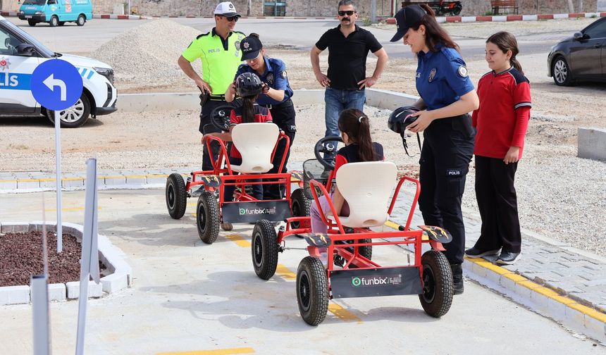 Minik Öğrenciler Trafik Kurallarını Eğlenerek Öğrendi