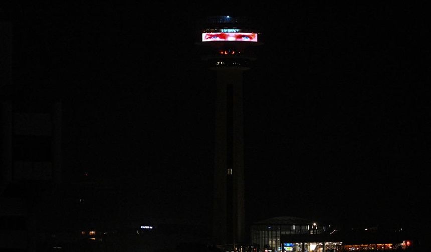 Atakule'ye "10 Kasım Atatürk'ü Anma Günü"ne özel yansıma