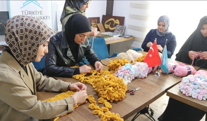 Depremzede kadınlar köy okulundaki öğrencilere atkı örerek terapi oluyor