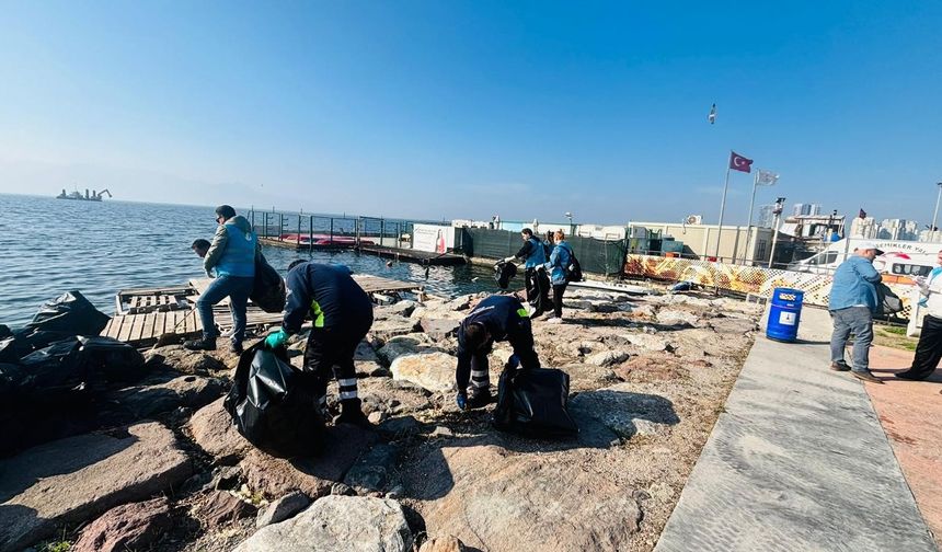 Doğaseverler Karşıyaka'da kıyı temizliği yaptı