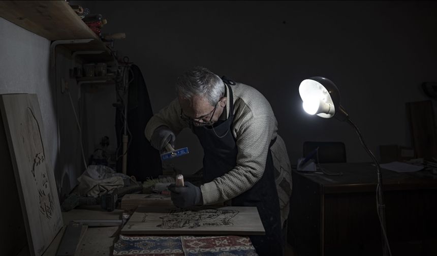 Emekli hekim Oltu taşı tozuyla ahşap oymacılığına yeni bir soluk getiriyor
