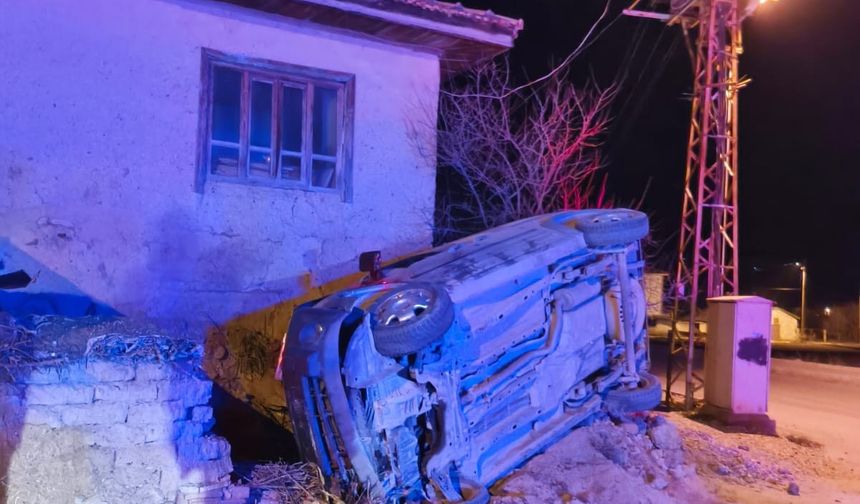 Kontrolden çıkan hafif ticari araç devrildi: 2 yaralı