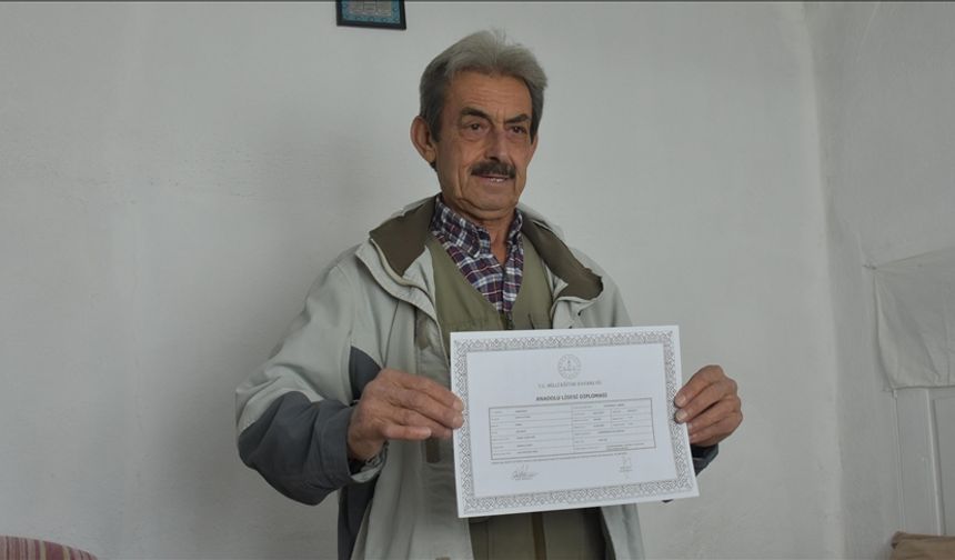 Liseyi 70 yaşında bitiren emekli, üniversite sınavına hazırlanıyor