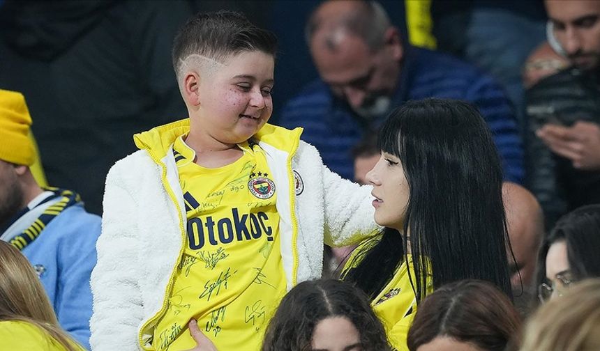 Lösemi hastası küçük Fenerbahçe taraftarının derbi izleme hayali gerçek oldu