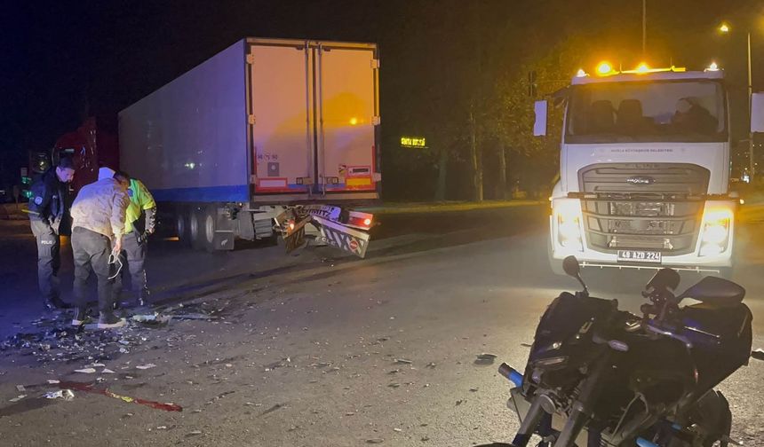 Motosiklet tıra çarptı: 1 ölü