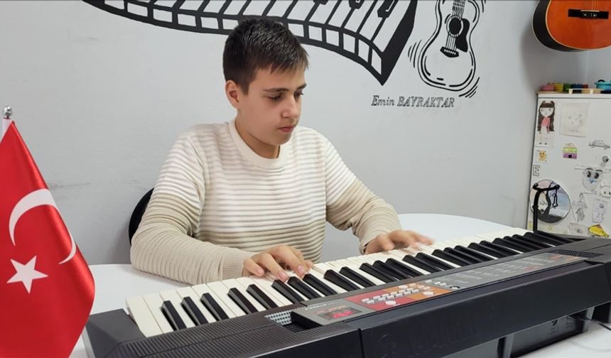 Otizmli Tarık Arda dünyasını müzikle renklendiriyor