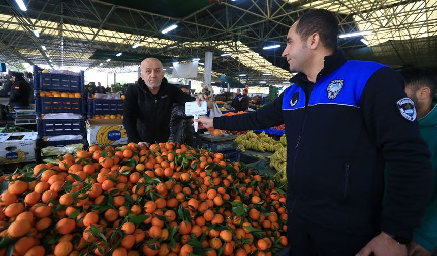 Pamukkale’de esnafa fiyat etiketleri dağıtıldı