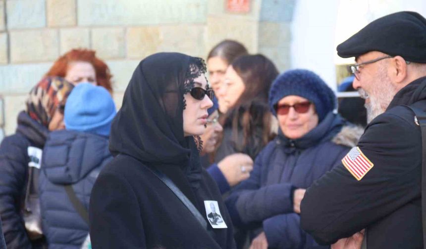 Ünlü oyuncu Burcu Özberk’in dedesi son yolculuğuna uğurlandı