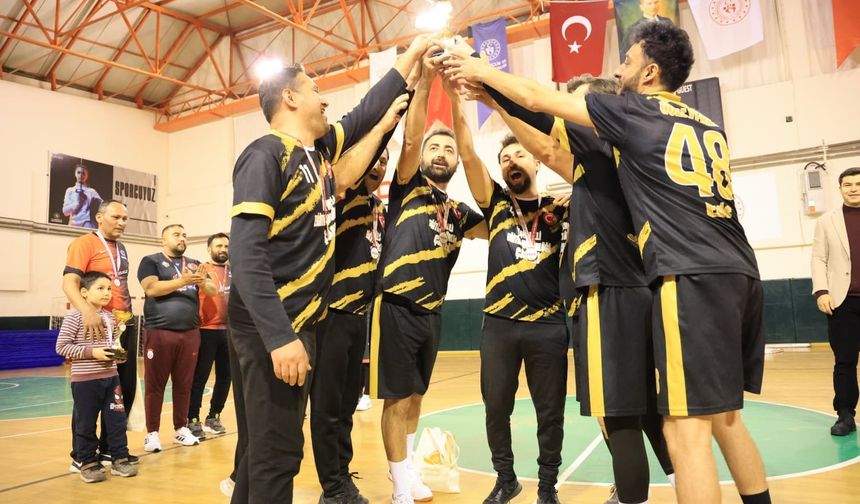 Denizli Çameli’de Kurumlar ve Mahalleler Arası Voleybol Turnuvası sona erdi