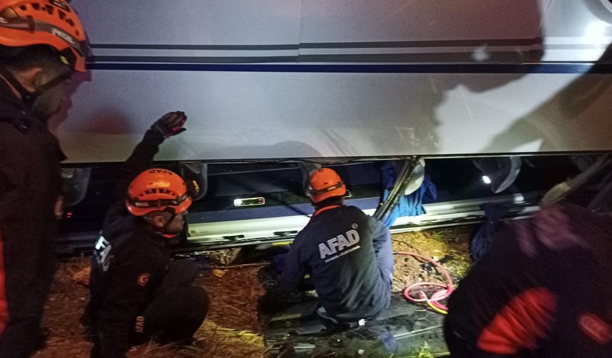 Ceza infaz kurumuna ait servis aracı devrildi: 16 yaralı