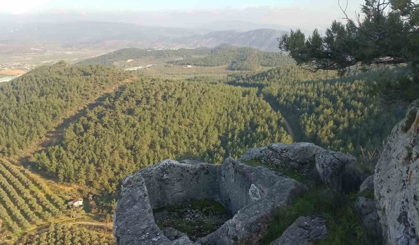 Kaya mezara defineciler tarafından zarar verildi