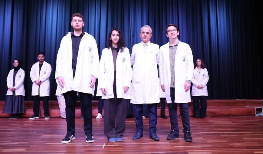 Geleceğin doktorları beyaz önlüklerini giydi