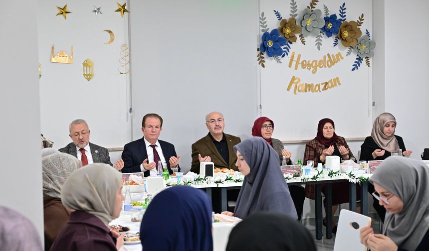 Denizli Valisi Yavuz Selim Köşger, öğrencilerle iftar yaptı