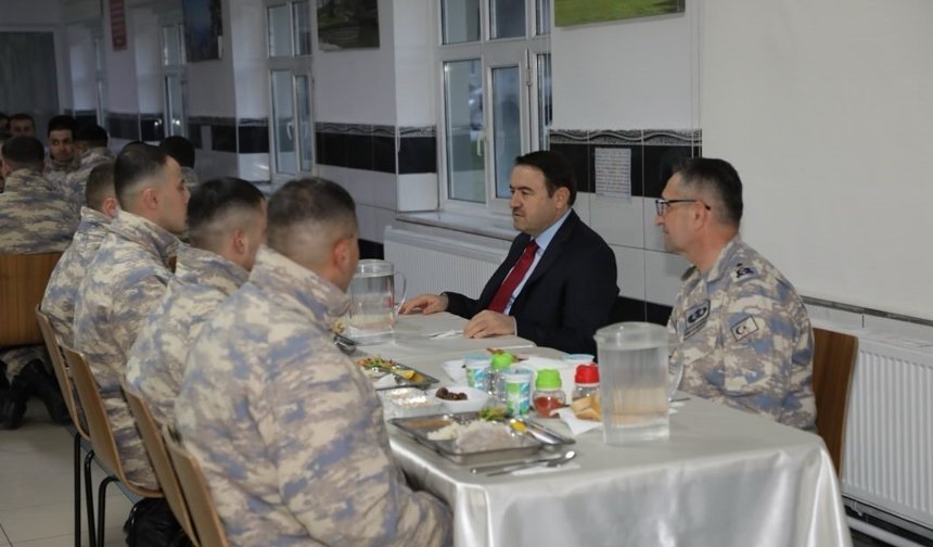 Vali Işın, orucunu Mehmetçiklerle açtı