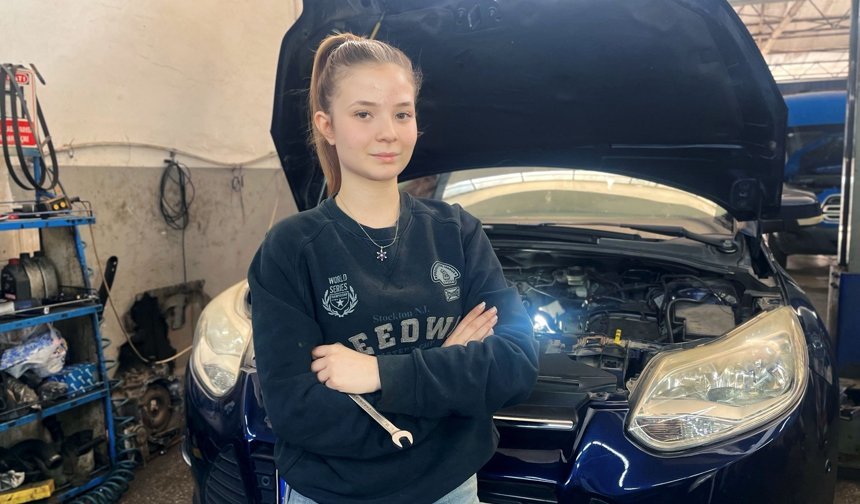 Sanayinin 17 yaşındaki kadın oto tamircisi Selen usta...