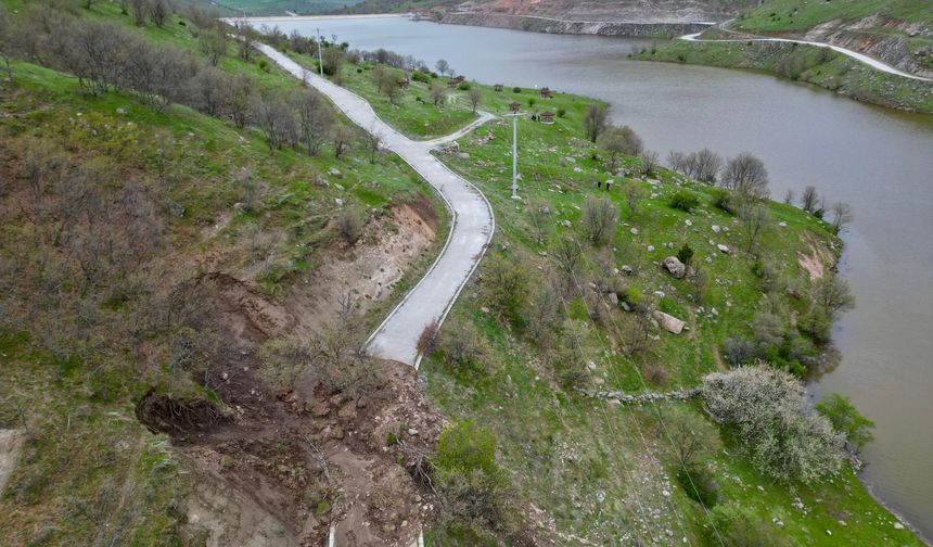 Afyonkarahisar'da tabiat parkı yolu heyelan nedeniyle ulaşıma kapandı