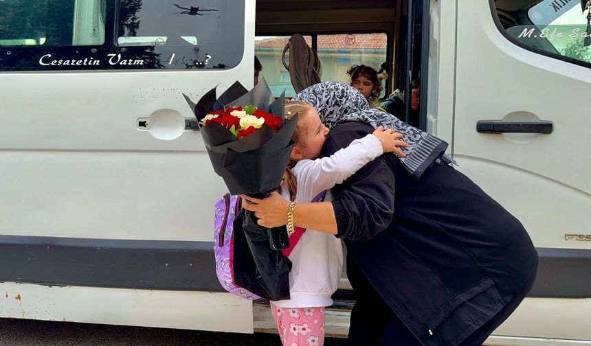 Kendisine emanet edilen minikleri 'Anne' şefkatiyle taşıyor