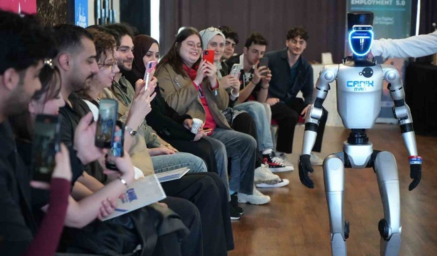 Türkiye’nin ilk nüfusa kayıtlı robotu gençlere cv eğitimi verdi