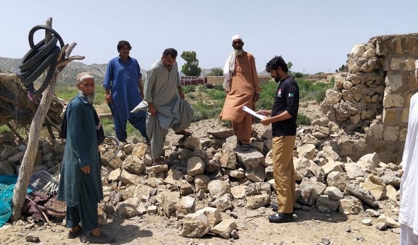 Pakistan’da hissedilen 5,9 büyüklüğündeki deprem paniğe neden oldu
