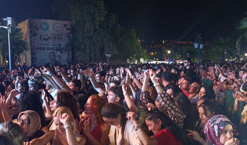 Sakiler ve Demet Akalın'dan muhteşem konser