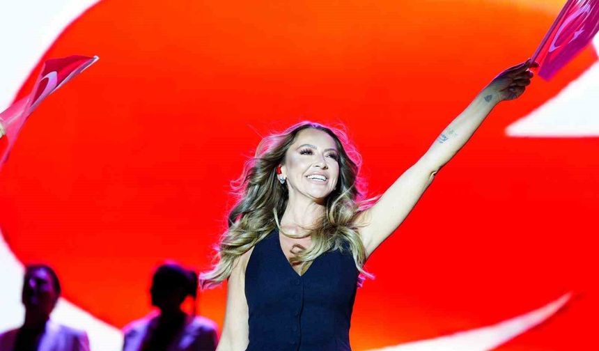 Manisa’da Zafer coşkusu: Hadise sahneyi salladı!