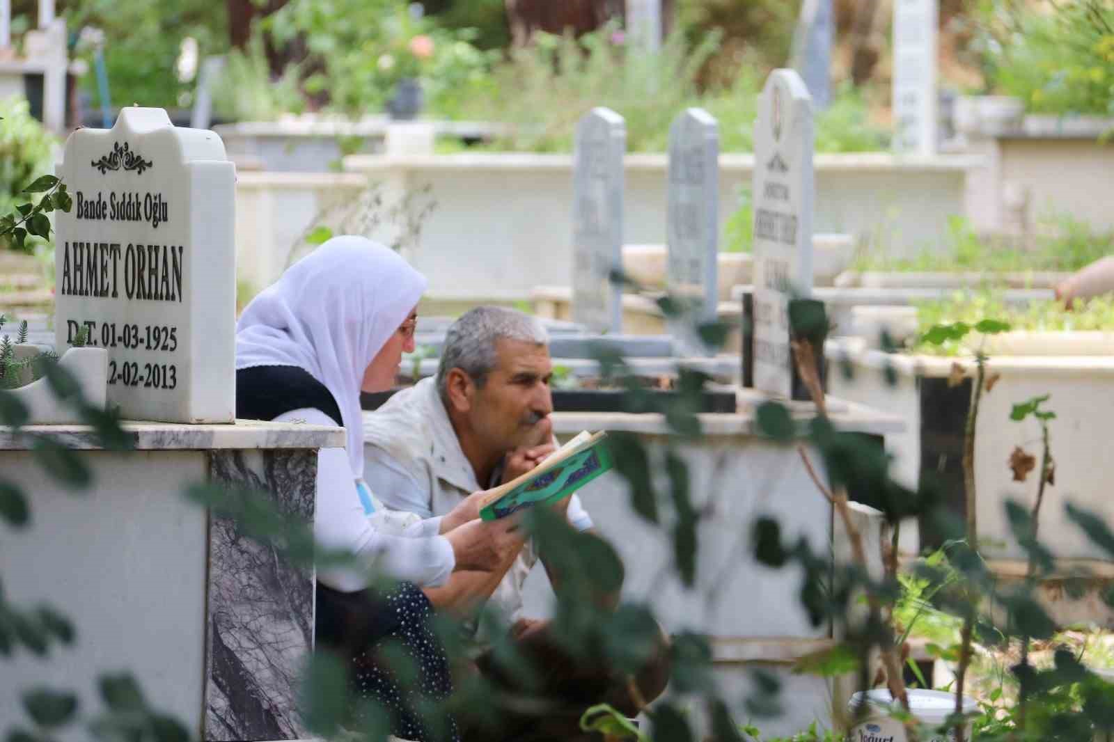 Buldan’da Mezarlıklara Ücretsiz Otobüs Seferi