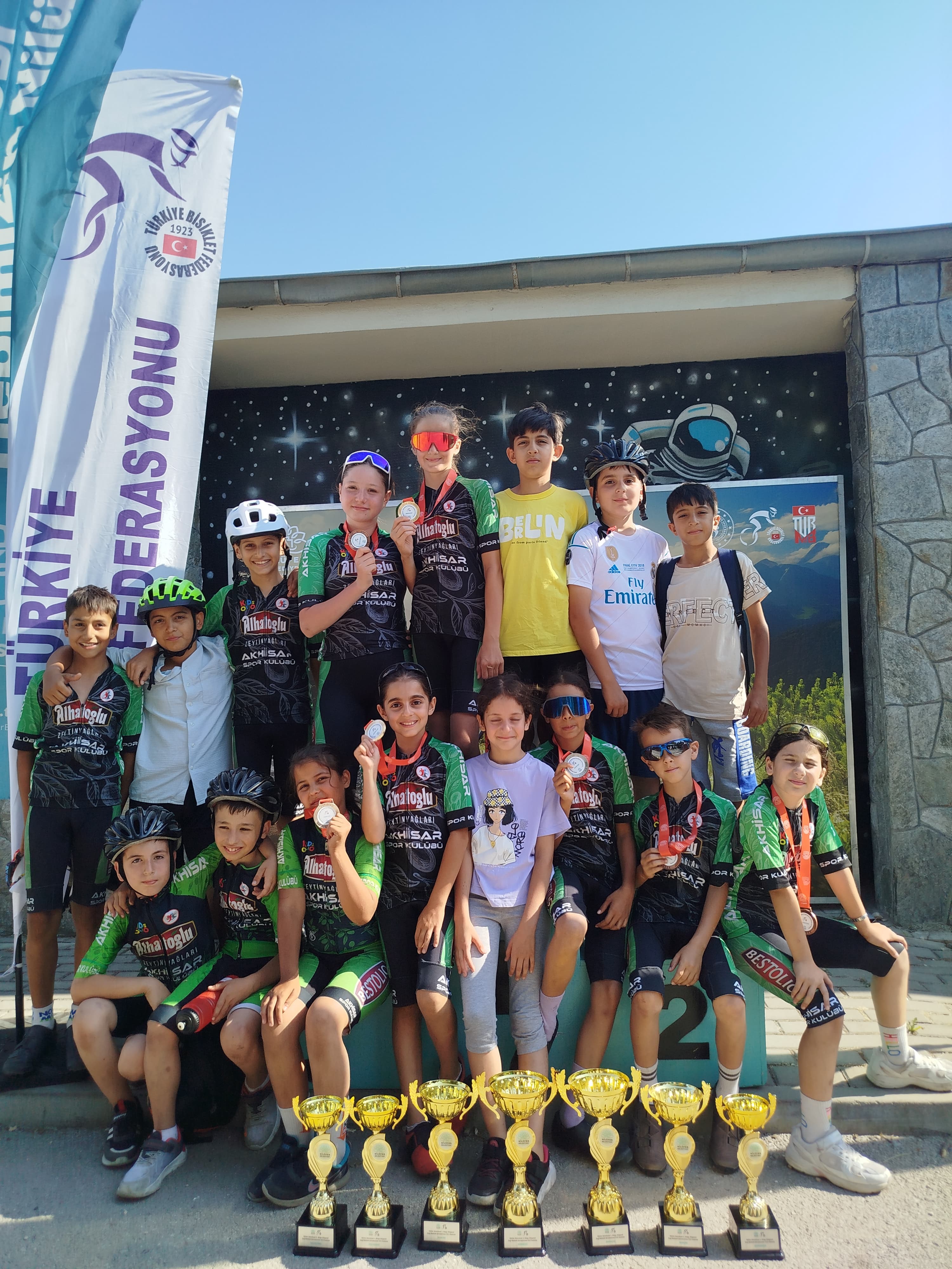 Denizli Haber Akhisarlı Bisikletçiler Bursa'da Göz Doldurdu 2