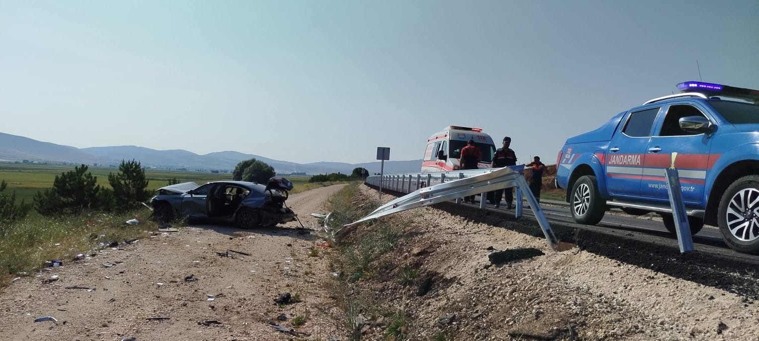 Denizli Haber Antalya Denizli Karayolunda Kontrolden Çıkan Otomobil Şarampole Düştü,3 Yaralı 2