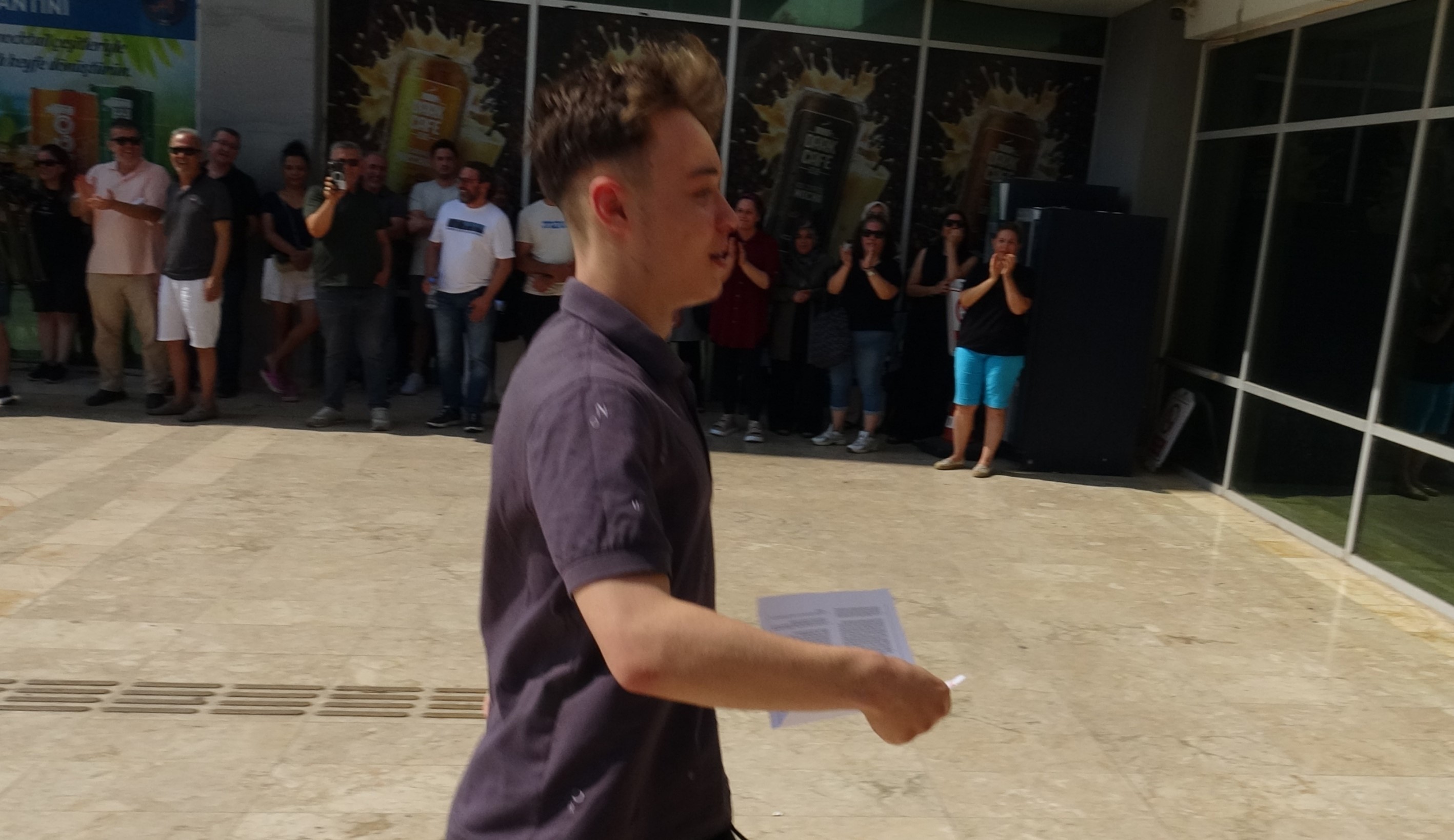 Denizli Haber Sınava Son Saniyede Yetişti, Binaya Velilerin Alkışları Eşliğinde Girdi 2